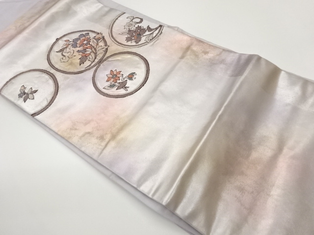 JAPANESE KIMONO / HIKIFOIL ROUNDEL / WOVEN FLORAL ARABESQUE PATTERN / 